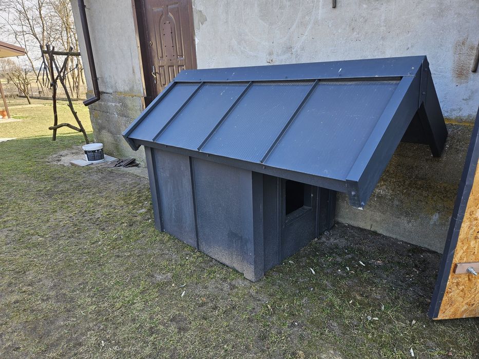 Buda dla psa z daszkiem