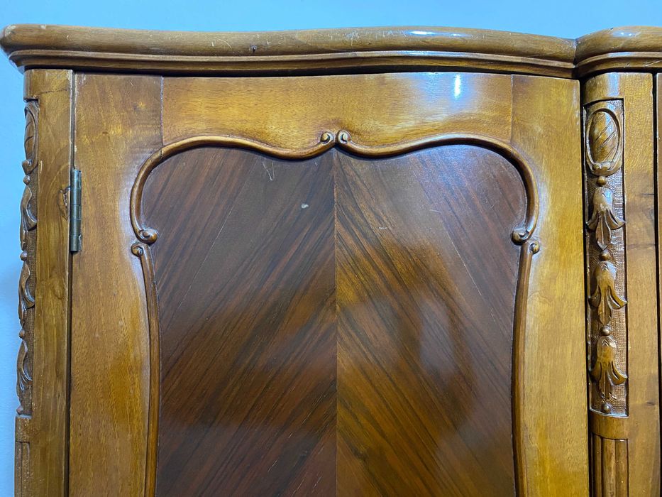 Roupeiro de madeira, elegante , de estilo Queen Anne com 3 portas