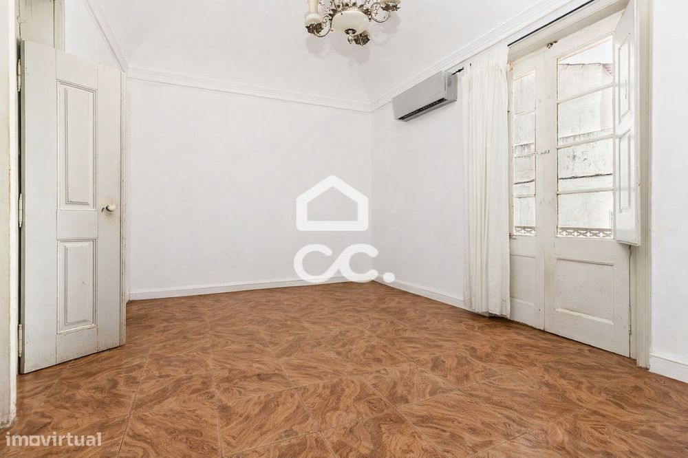Moradia T3 Bifamiliar de 1º andar com Terraço no Centro Histórico de É