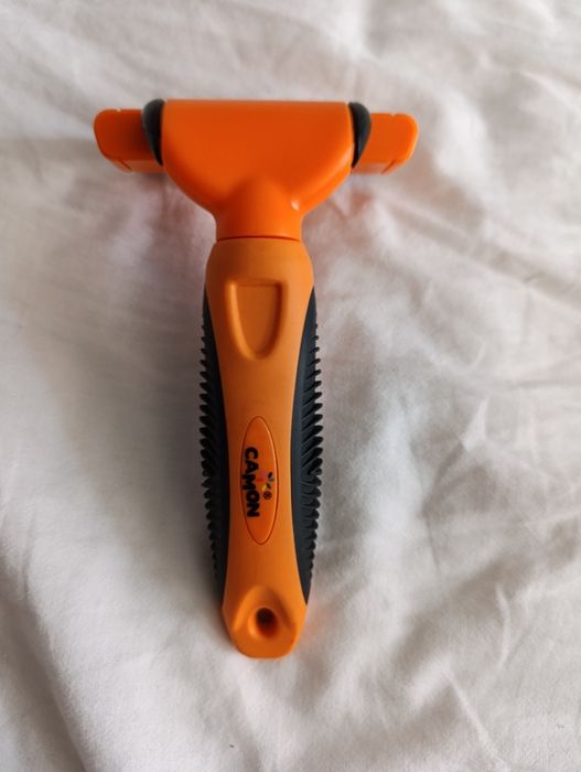 Щітка для вичісування шерсті у тварин