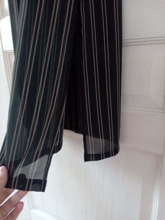 Czarna sukienka na ramiączkach z rozcięciem