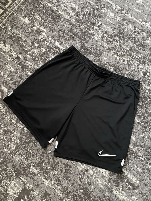 Л розмір Шорти Nike dri fit темно білого кольору з нових колекцій