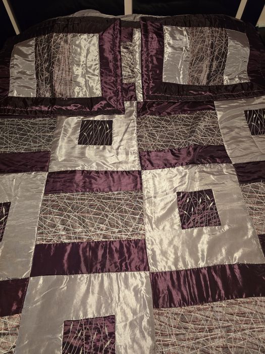 Edredão / Colcha de Cama Casal, 2,00  x  2,40 m, Tons Roxo/Beringela/Lilás – Muito Pouco Uso