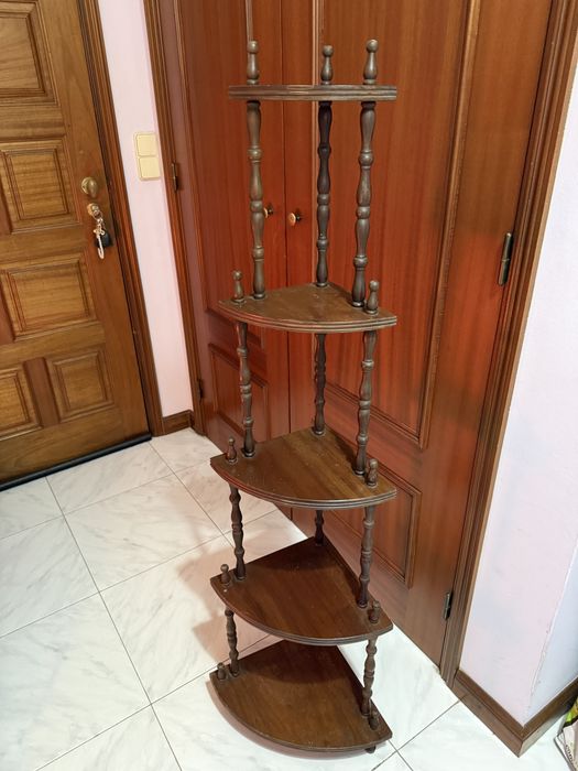 Estante de canto em madeira