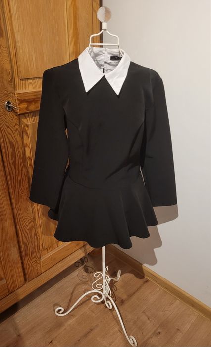 Czarna bluzka z baskinką i kołnierzykiem (Mohito, 32)