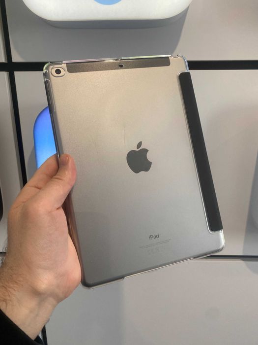 Apple iPad 6 32GB Wi-Fi + чехол защитный новый