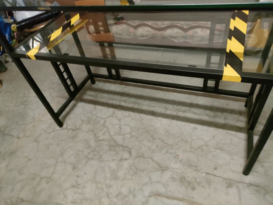 Mesa de vidro para recepção - exposição com estrutura metálica. Forte.
