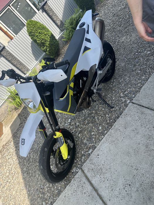 Мотоцикл Husqvarna Super Moto 701