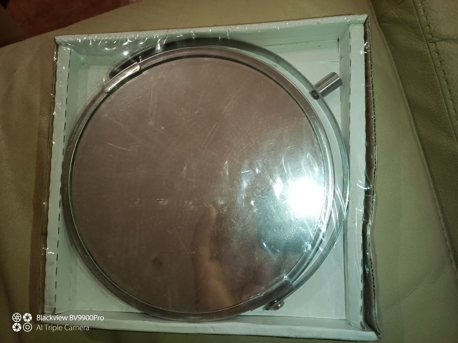 Espelho bastante interessante com suporte articulado