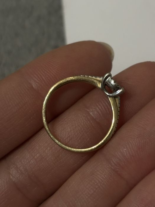 Pierścionek zaręczynowy