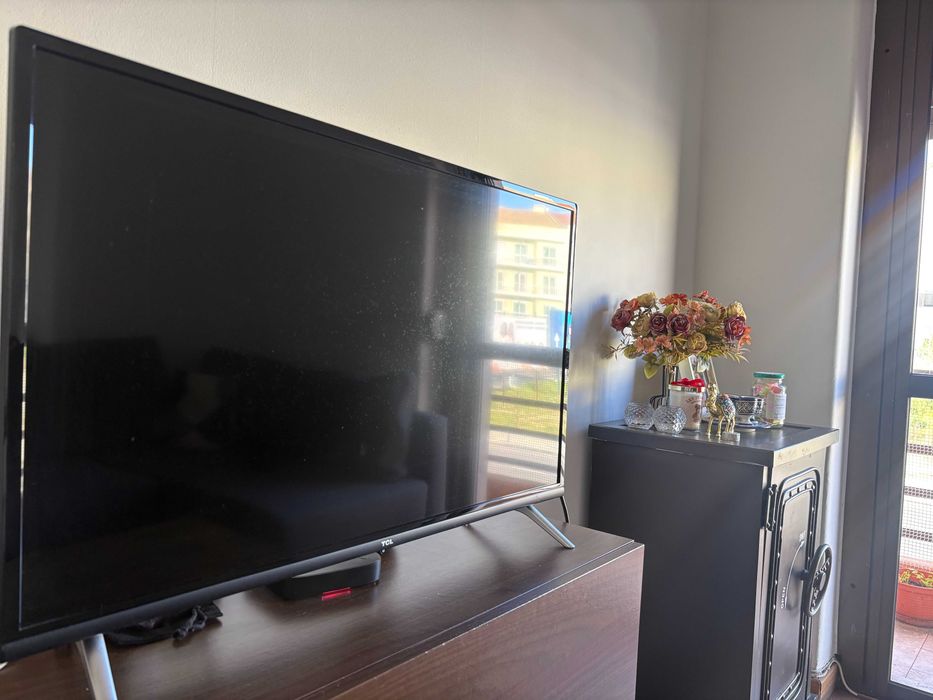 TV TCL LED Full HD com base original – excelente estado