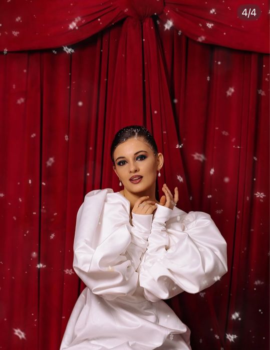 Біла сукня з обʼємними рукавами