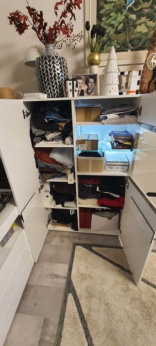 Witryna szafka biała z oświetleniem LED  2 szt. po 250zl
