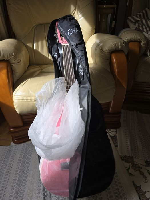 Guitarra Eko 3/4 Rosa completamente nova