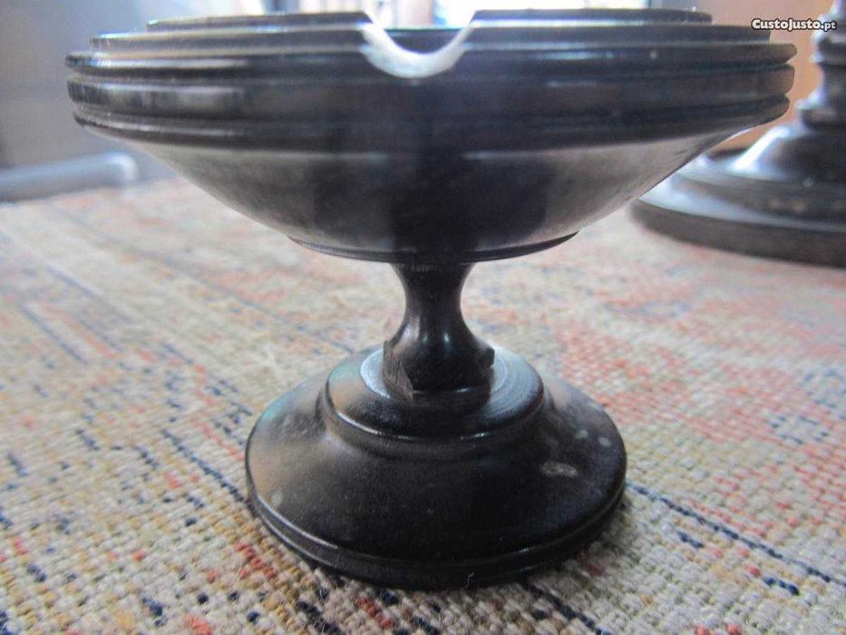 Cinzeiro de pé em Pau-Preto