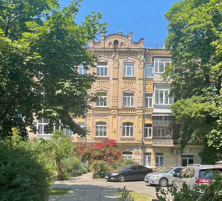 Продам 2 кімнатну квартиру в центрі. Хрещатик.Шовковична 18.