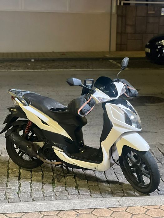 Moto Sym branca 125cc