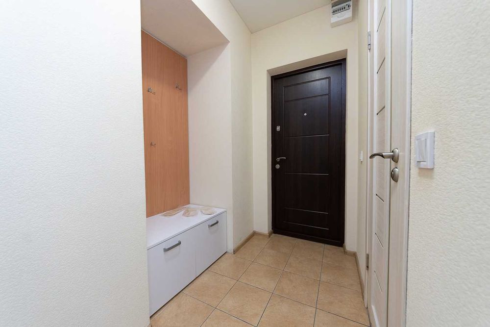 Подобово - простора і комфортна двокімнатна квартира біля метро.