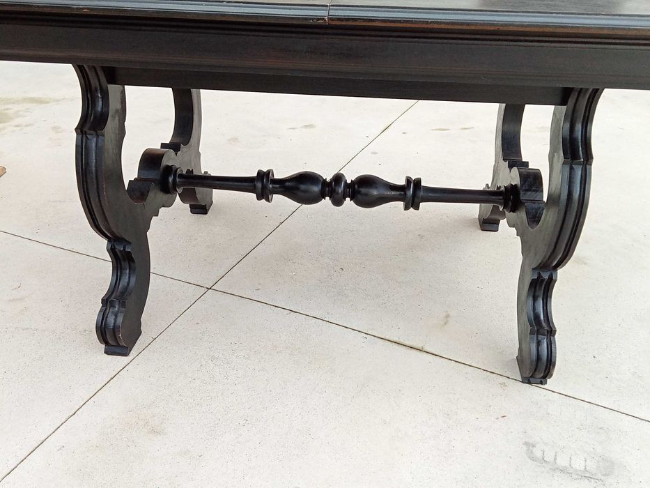 Mesa de jantar em madeira