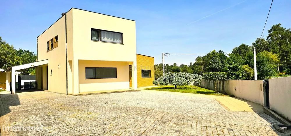 Moderna Moradia T4 com Piscina em Aldreu, Barcelos
