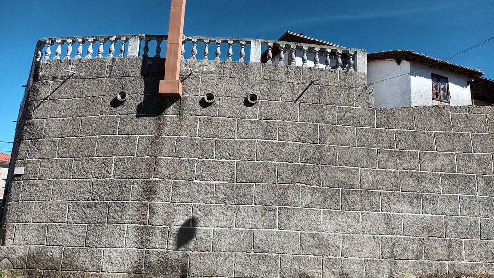 Vende-se moradia no centro de Rebordelo (Bragança)