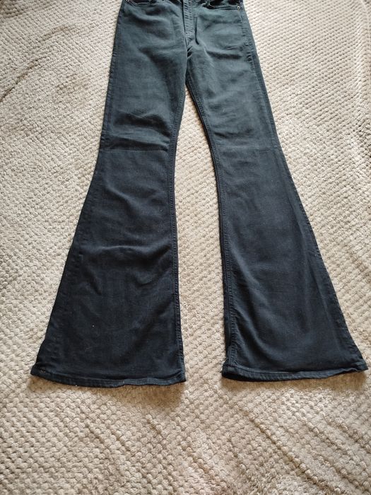 Чорні джинси кльош з високою посадкою