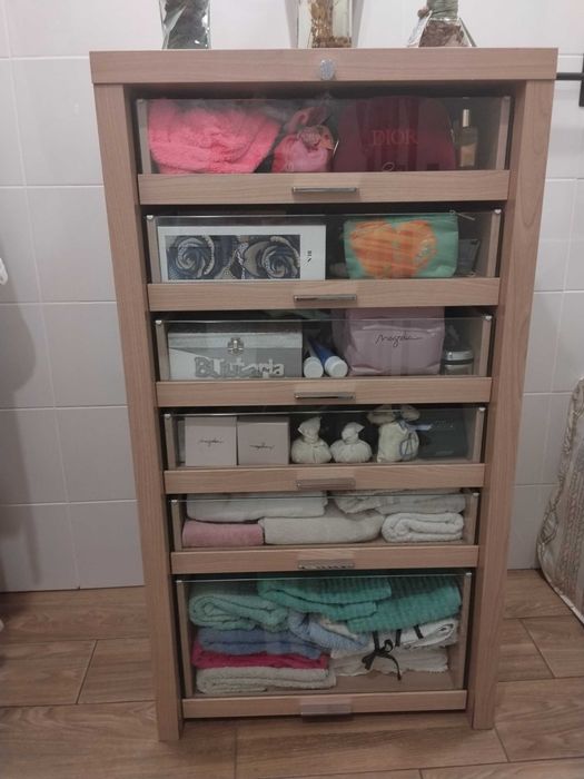 Móvel versátil, serve como Camiseiro ou móvel de casa de banho com 5 gavetas e um gavetão.