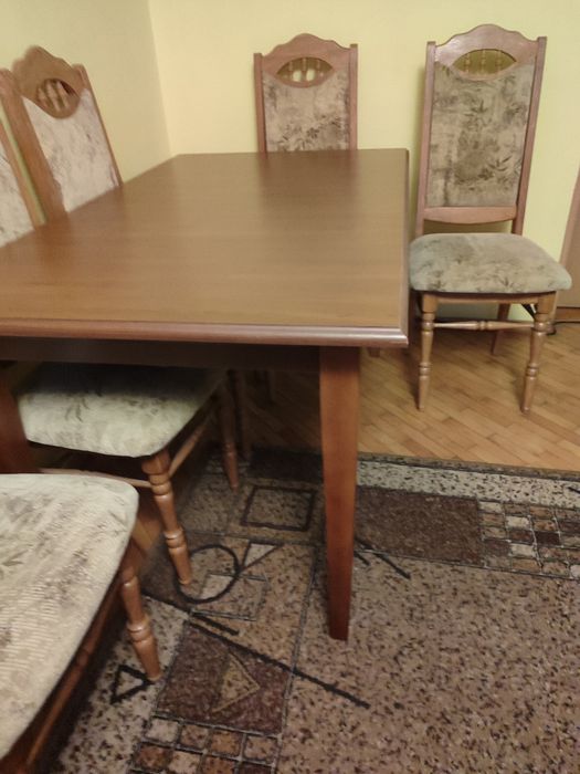Гарний великий розкладний стіл