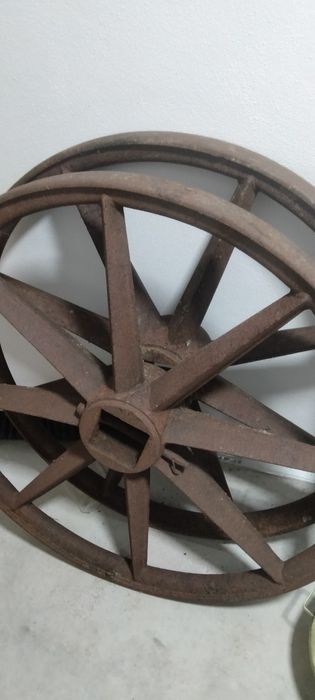 2 Rodas de ferro maciço antigas ,