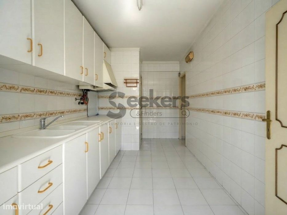 Oportunidade em Cascais! T3 (ex-T4) com Amplas Áreas e Potencial Ún...