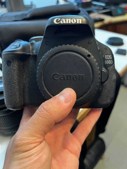 Canon 600D com lente, bateria extra e bolsa