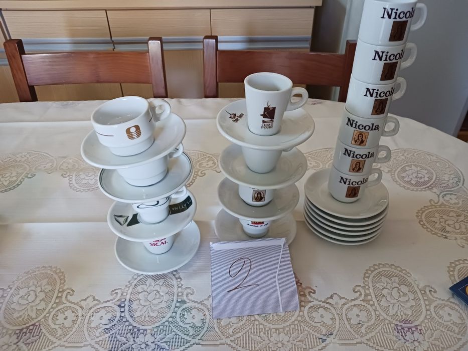 Conjunto de chávenas de marcas de café e meias de leite
