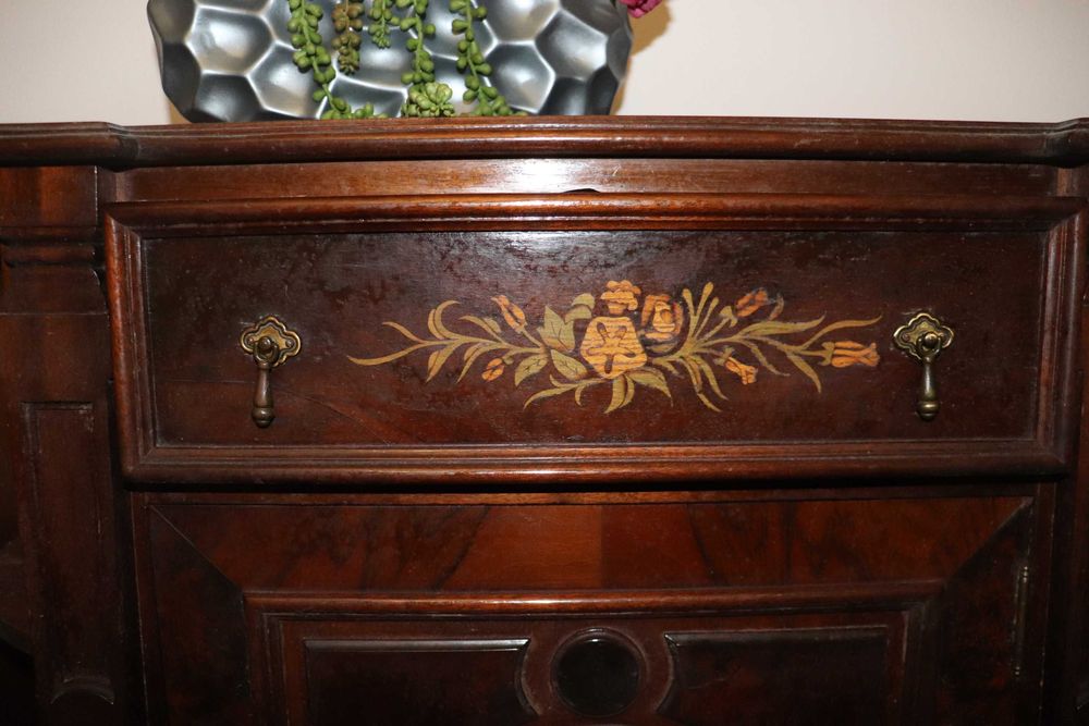 Móvel com vitrine lateral