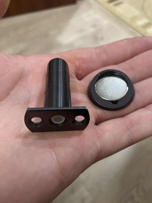 Прихований магнітний фіксатор дверей