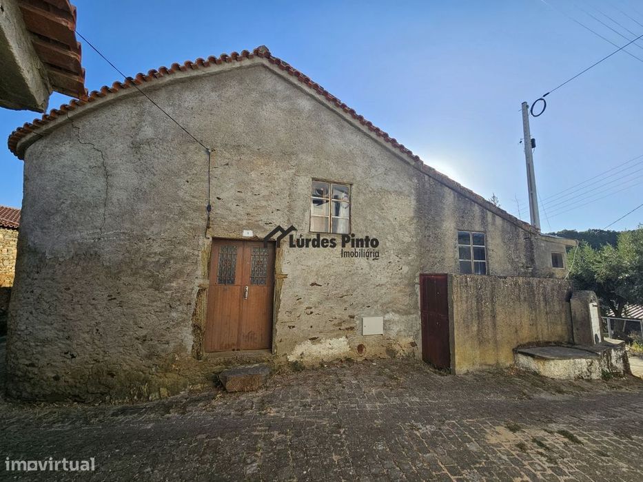 Duas moradias para restauro com logradouro