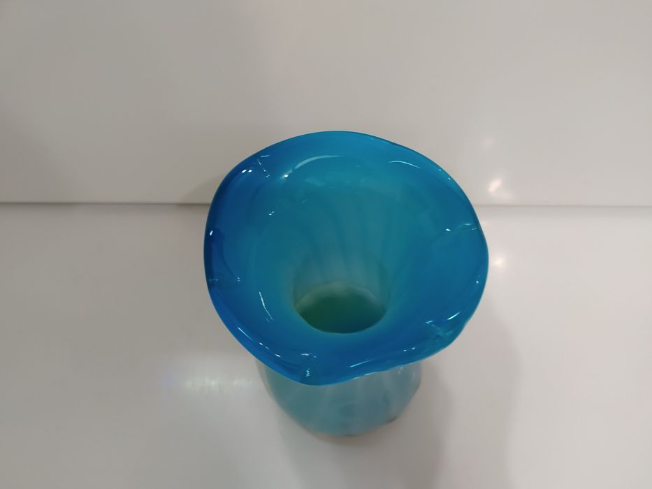 Ваза. Молочне скло. Гутне художнє кольорове скло.