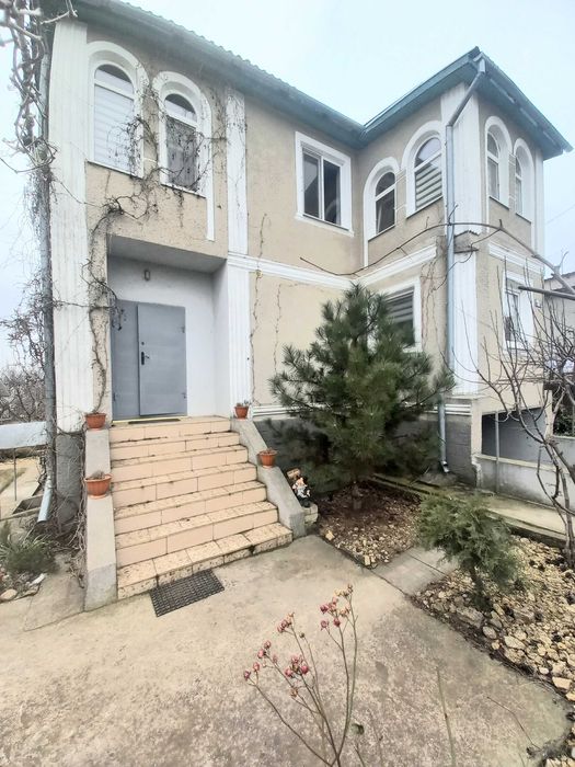 Продається 2-поверховий будинок у смт. Великодолинське (СК "Схід").