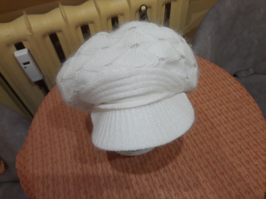 Czapka w kolorze ecri  Nowa.