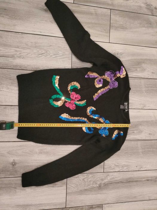 Sweter damski pięknie zdobiony cekinami