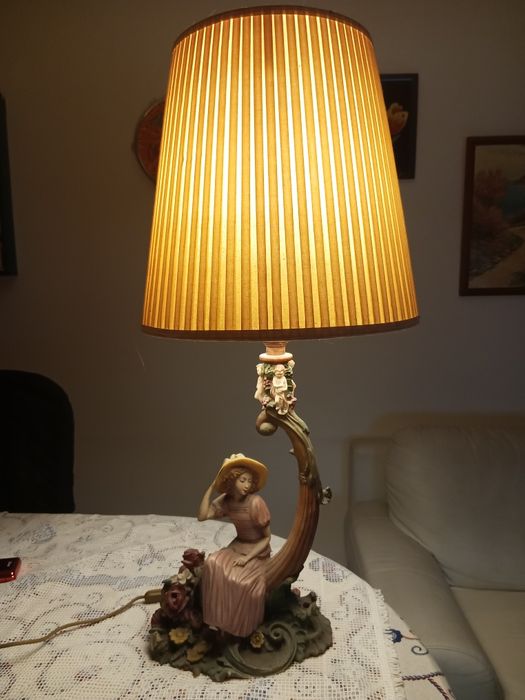 Candeeiro base menina com chapéu, com abajur