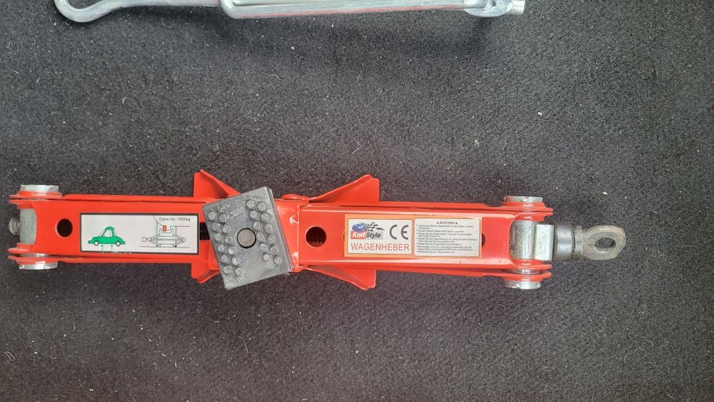 Macaco de carro e  chave de roda