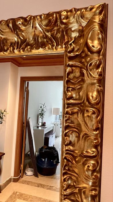 Espelho grande com moldura dourada!