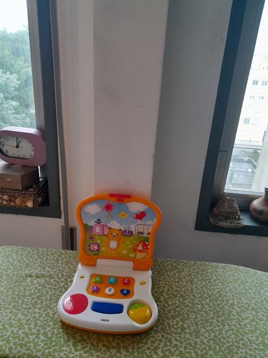Vendo Mini Computador para Criança a pilhas com sons e luzes muito bonito como novo