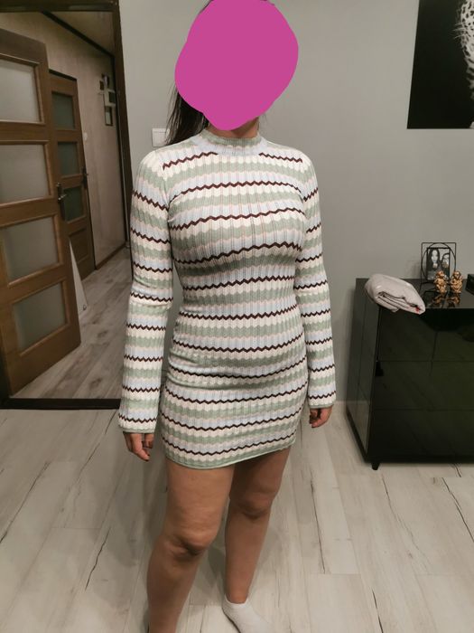 Dopasowana sukienka sweterkowa Bershka