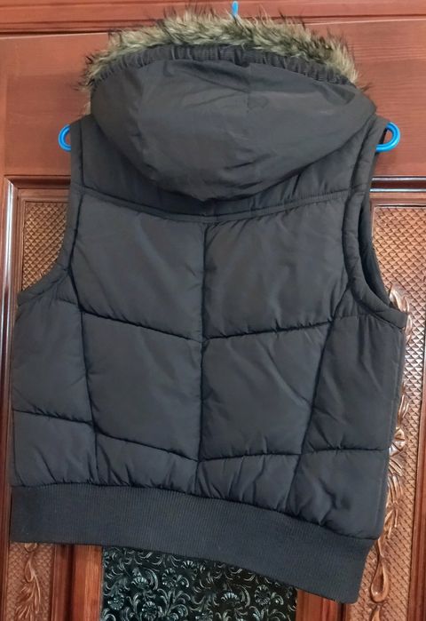 Детская теплая жилетка с капюшоном.