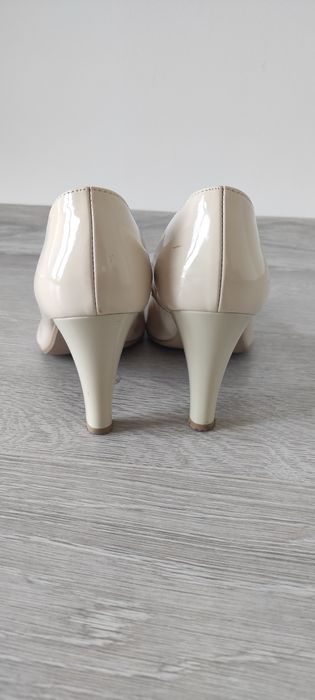 Lakierki szpilki/obcas kremowe/beżowe 38