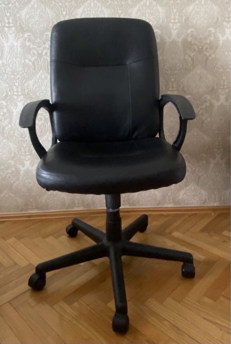 Продається крісло офісне.