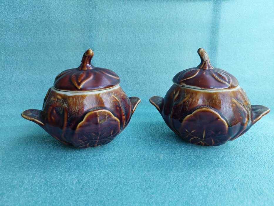 Два глиняных горшочка + книга "Лучшие рецепты украинской кухни"