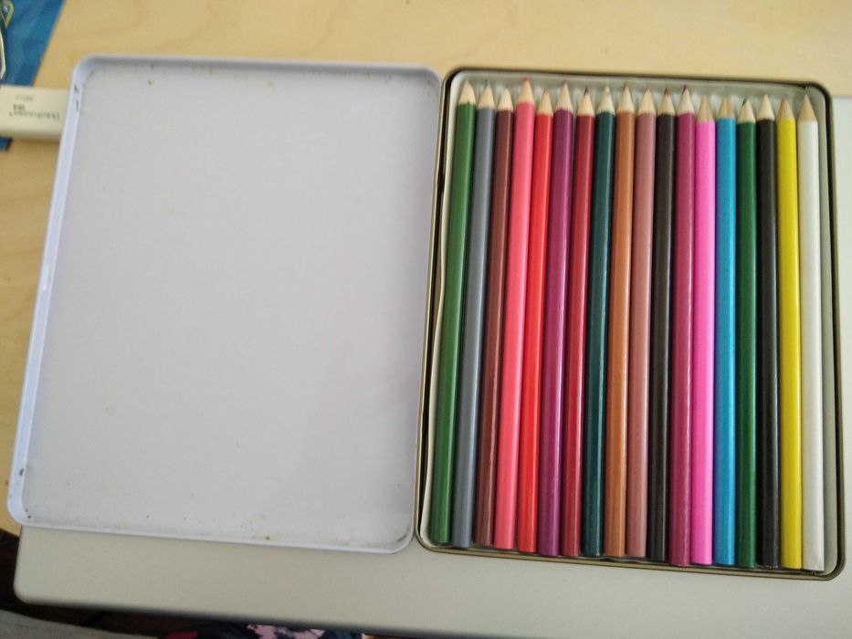 Conjunto de 18 lápis de cor novos