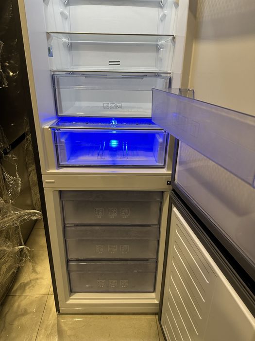 Холодильник 2 метра графіт No Frost  Beko gt2647